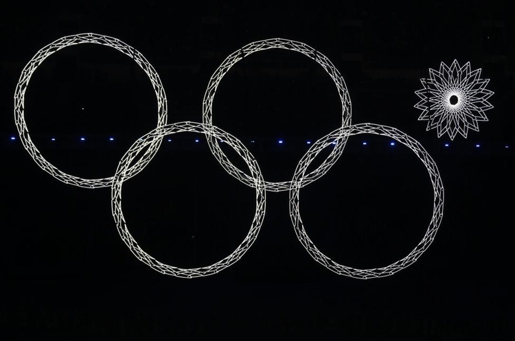 fot. David Gray / Reuters / 7 lutego 2014  Soczi, Rosja  Tylko cztery z pięciu okręgów olimpijskich rozświetliły się w trakcie ceremonii otwarcia Zimowych Igrzysk Olimpijskich 2014.
